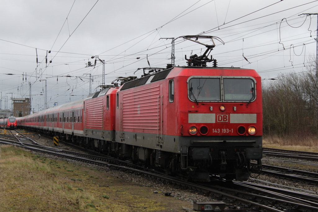 143 193-1+112 118-5 mit Leerzug 70100 f�r Kreuzfahrer von Cottbus nach Rostock Hbf bei der Einfahrt im Rostocker Hbf.18.03.2017