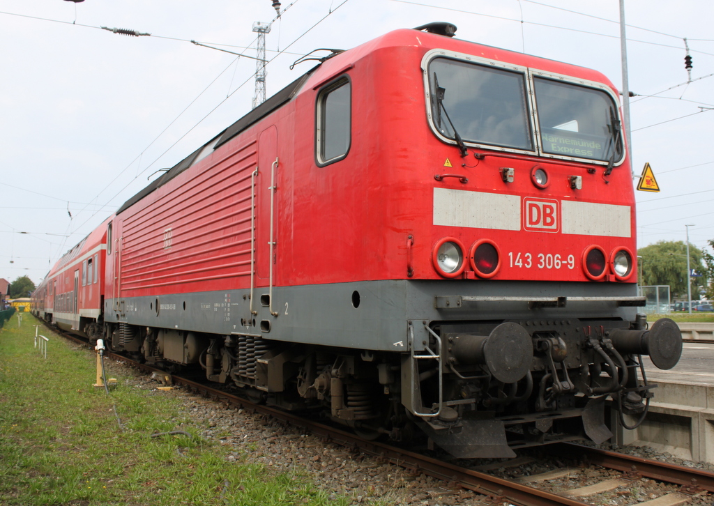 143 306-9 stand am 18.08.2015 mit dem legend�ren Warnem�nde-Express 18591 von Warnem�nde nach Berlin Hbf(tief)im Bahnhof Warnem�nde abgestellt.