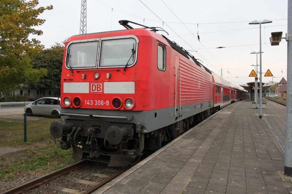 143 306 mit RE 18491 von Warnem�nde nach Berlin Hbf(tief)abgestellt am 15.10.2016 in Warnem�nde.