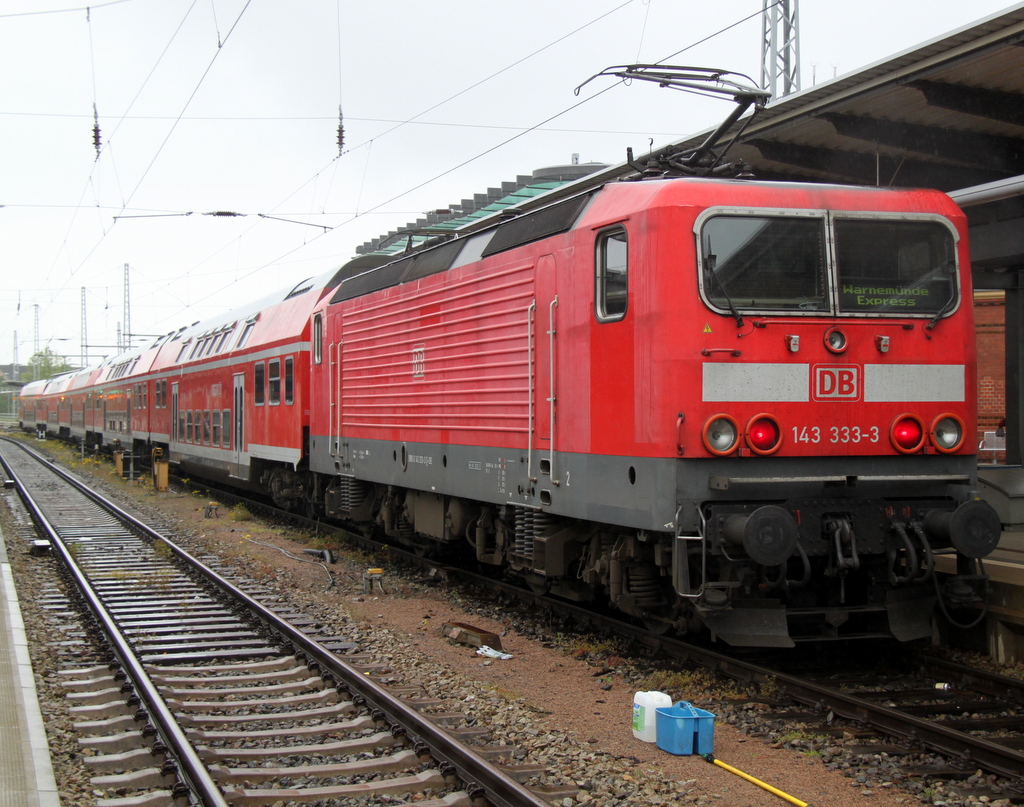 143 333-3 mit RE 18590 von Berlin Hbf(tief)nach Warnem�nde kurz vor der Ausfahrt im Rostocker Hbf.23.05.2015