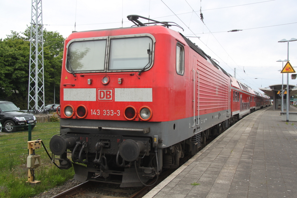 143 333-3 mit RE 18591 von Warnem�nde nach Berlin Hbf(tief)abgestellt im Bahnhof Warnem�nde.25.05.2015