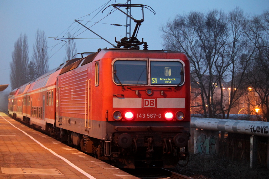 143 567-6 mit S1 von Warnemnde nach Rostock Hbf kurz vor der Ausfahrt im S-Bahnhof Rostock-Holbeinplatz.28.02.2014