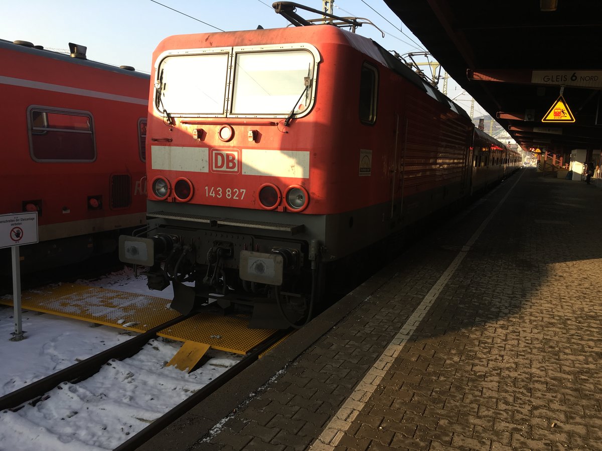 143 827 mit einer N - Wagen Garnitur in Ulm Hbf (23.01.17)