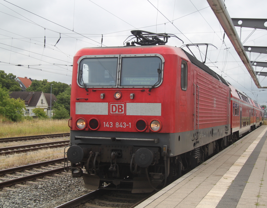 143 843-1 mit RE 18590(Berlin-Warnem�nde)bei der Einfahrt im Rostocker Hbf.18.07.2015