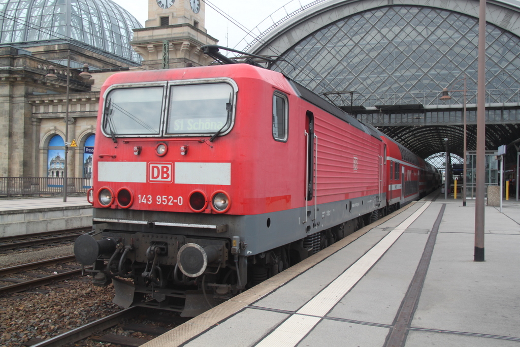 143 952-0(DB Regio AG-Region S�dost)mit S1 von Mei�en Triebischtal nach Sch�na bei der Ausfahrt im Dresdener Hbf.12.07.2015