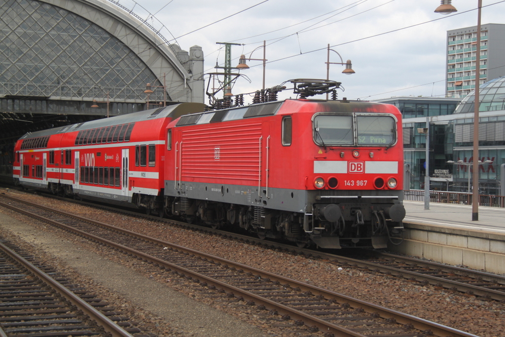 143 967 mit S2 von Dresden Flughafen nach Pirna bei der Ausfahrt im Dresdener Hbf.10.07.2015