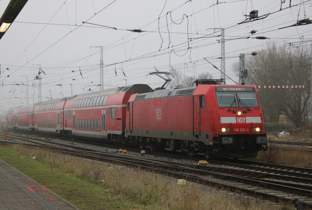146 232-4 mit RE 5 von Berlin-Südkreuz nach Rostock Hbf bei der Einfahrt im Rostocker Hbf.22.12.2025