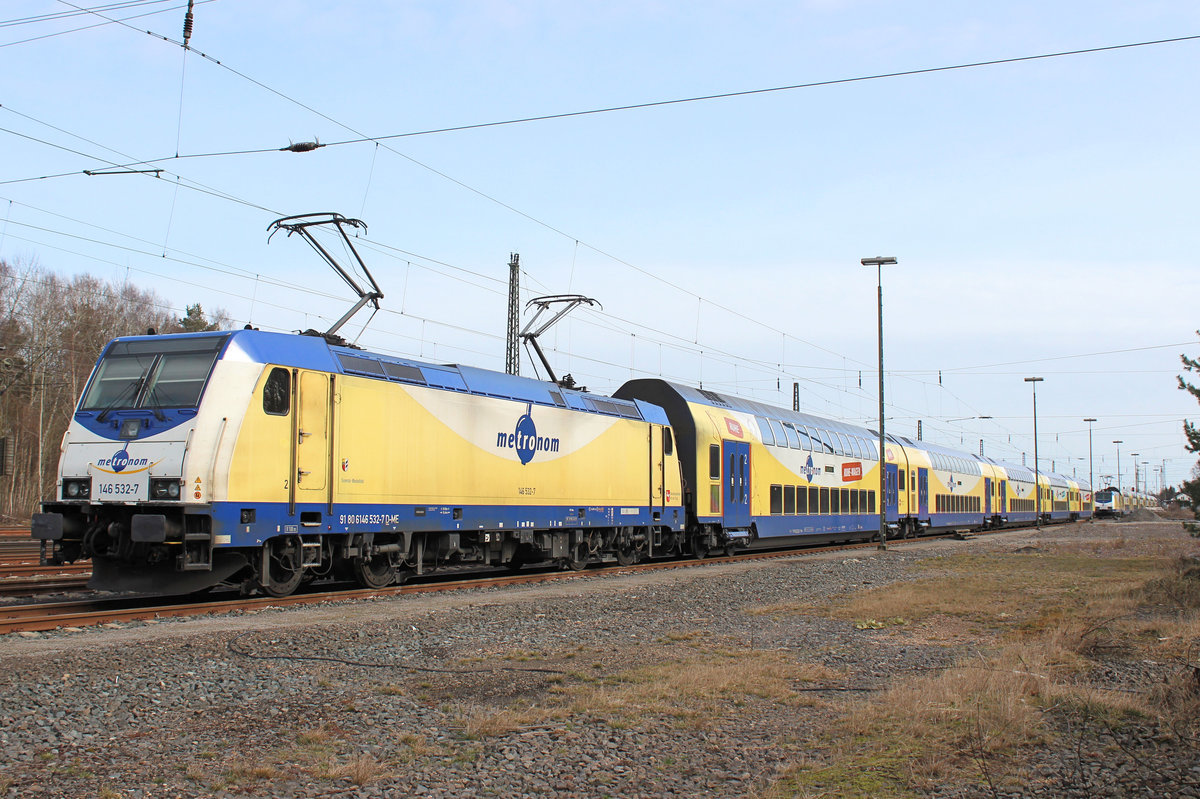 146 532-7 u. im Hintergrund ME 146-09, abgestellt in Rotenburg (Wümme) am 11.03.2017.