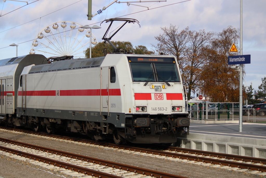 146 563-2 stand mit IC 2239(Warnemünde-Leipzig)in Warnemünde.31.10.2020