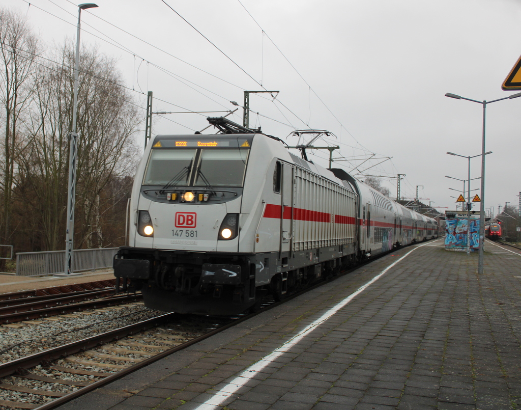 147 581 mit IC 2238(Leipzig-Warnemünde)bei der Durchfahrt im Haltepunkt Rostock-Holbeinplatz.30.12.2024