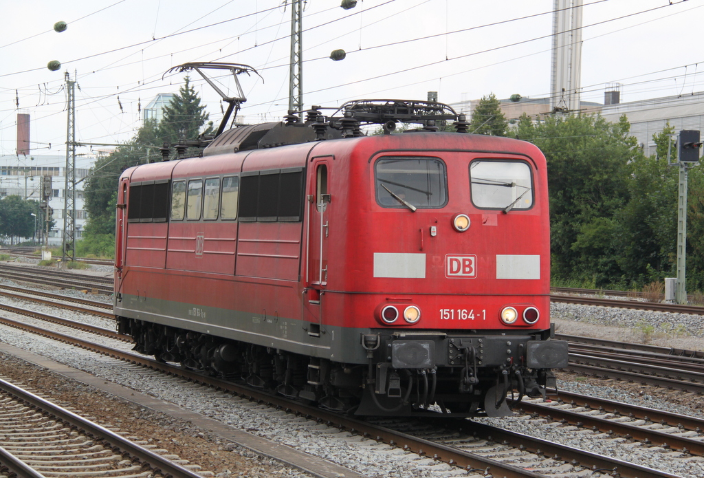 151 164-1 bei der Durchfahrt in M�nchen-Heimeranplatz.26.07.2016