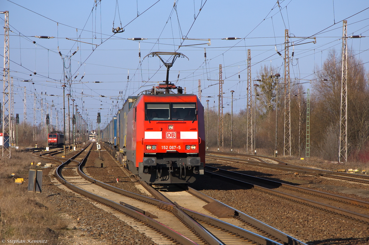 152 067-5 DB Schenker Rail Deutschland AG mit dem KLV  LKW Walter  in Priort und fuhr weiter in Richtung Golm. 26.02.2015 (Fotostandpunkt war am Bahnsteigende gewesen)