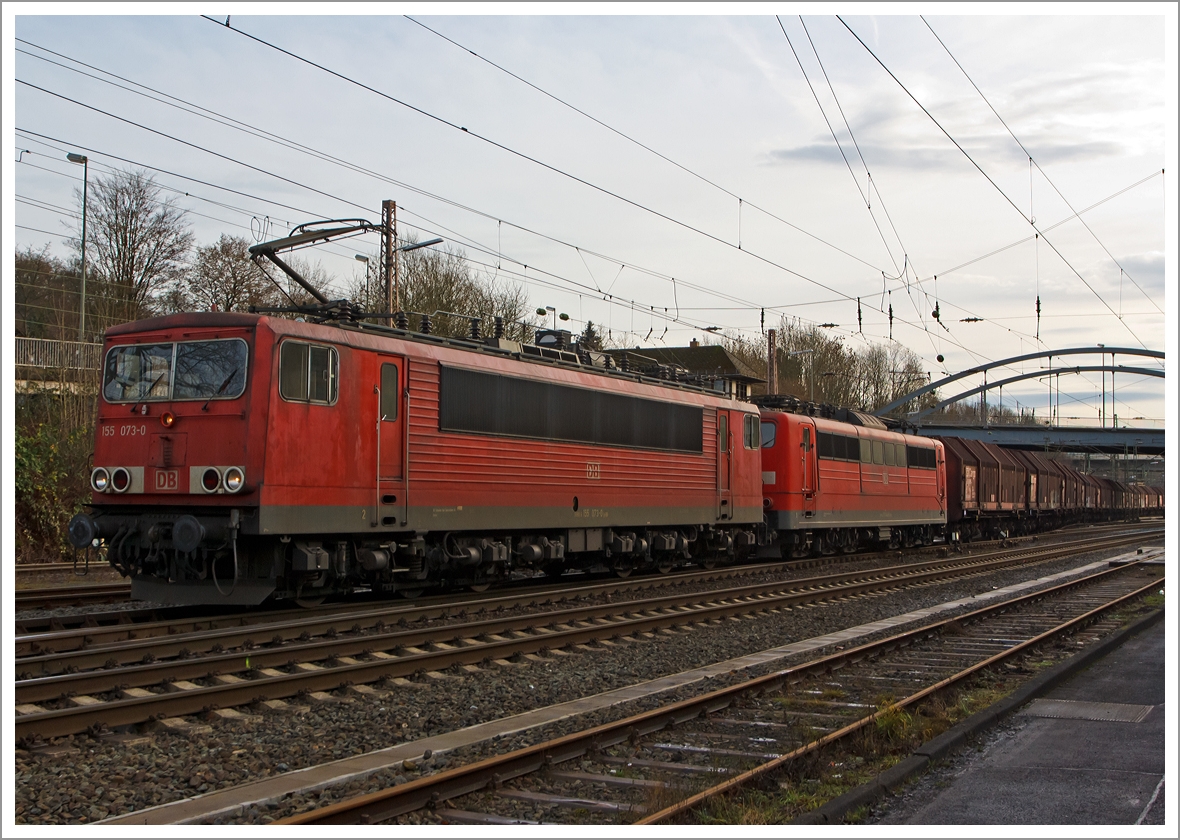 155 073-0 der DB Schenker Rail Deutschland AG fährt am 21.12.2013, mit der kalten 151 048-6 und einem Coil-Güterzug am Haken,vom Güterbahnhof Kreuztal in Richtung Hagen. 

Einen freudlichen Gruß an den freudlichen Lokführer retour.