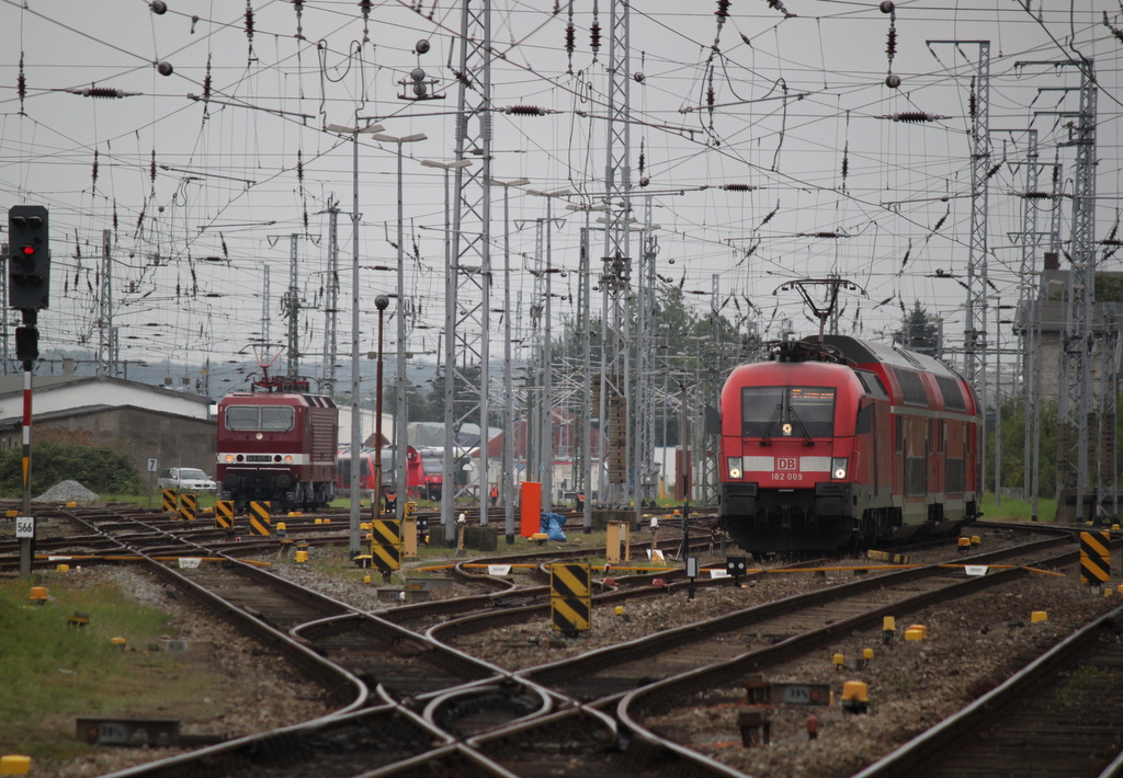 182 009 und 243 005 am Abend des 12.08.2017 im Rostocker Hbf.