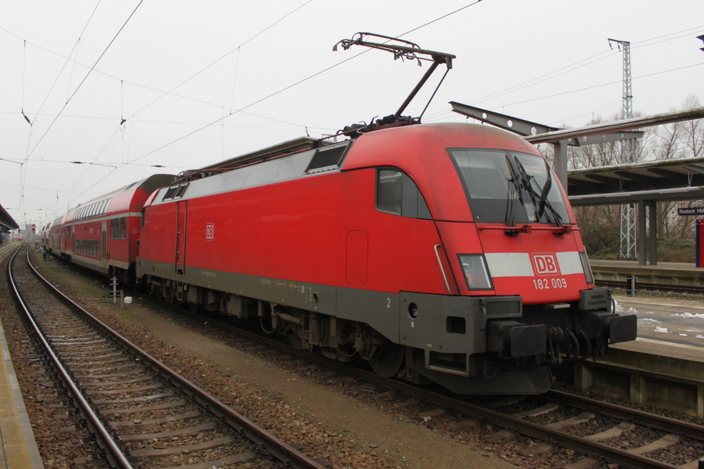 182 009 stand mit RE 4361 von Rostock Hbf nach W�nsdorf-Waldstadt im Rostocker Hbf.21.01.2017