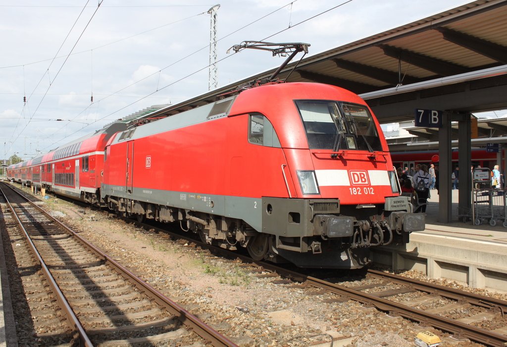 182 012 mit RE 4310(Rostock-Hamburg)kurz vor der Ausfahrt im Rostocker Hbf.06.09.2019