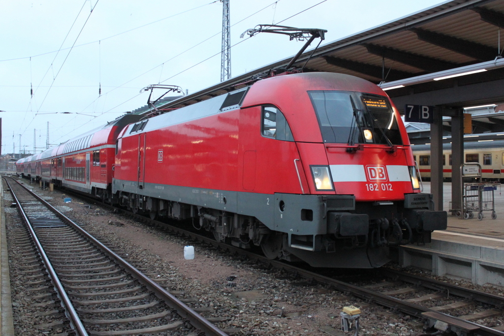 182 012 mit RE4304(Rostock-Hamburg)kurz vor der Ausfahrt im Rostocker Hbf.10.03.2017