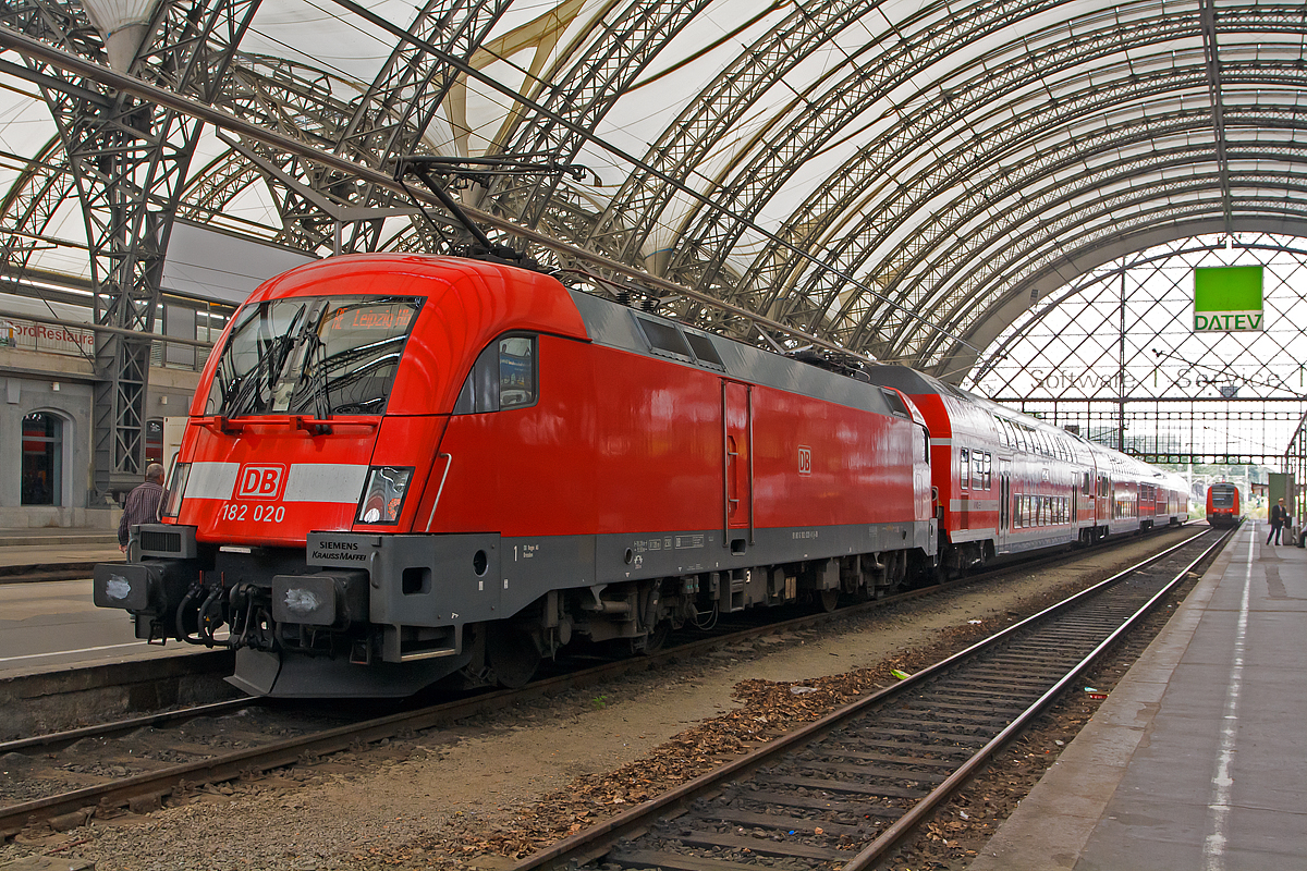 
182 020-8 der DB Regio steht am 27.08.2014 im Hbf Dresden (Mittelhalle) mit dem RE50   Saxonia-Express   (Dresden Hbf  – Riesa – Leipzig Hbf) zur Abfahrt bereit.  

Die Lok wurde 2001 von Siemens Krauss-Maffei in München unter der 20317 gebaut. Sie hat die NVR-Nummer 91 80 6182 020-8 D-DB und die EBA-Nummer EBA 00M09A 020.