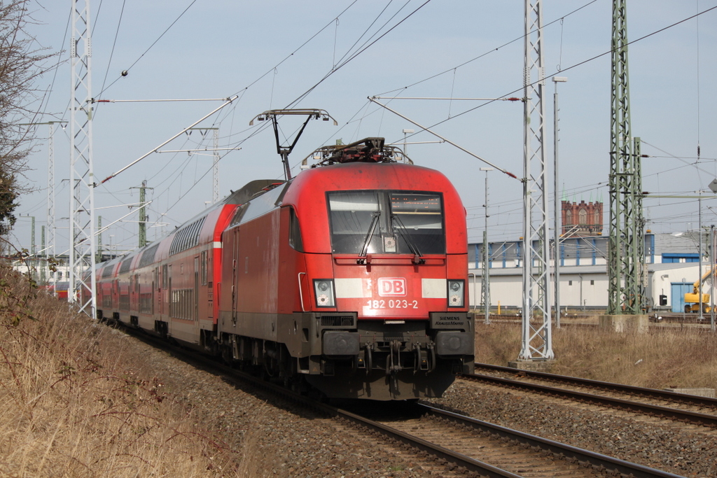 182 023-2 mit RE 4310(Rostock-Hamburg)bei der Ausfahrt im Rostocker Hbf.31.03.2017