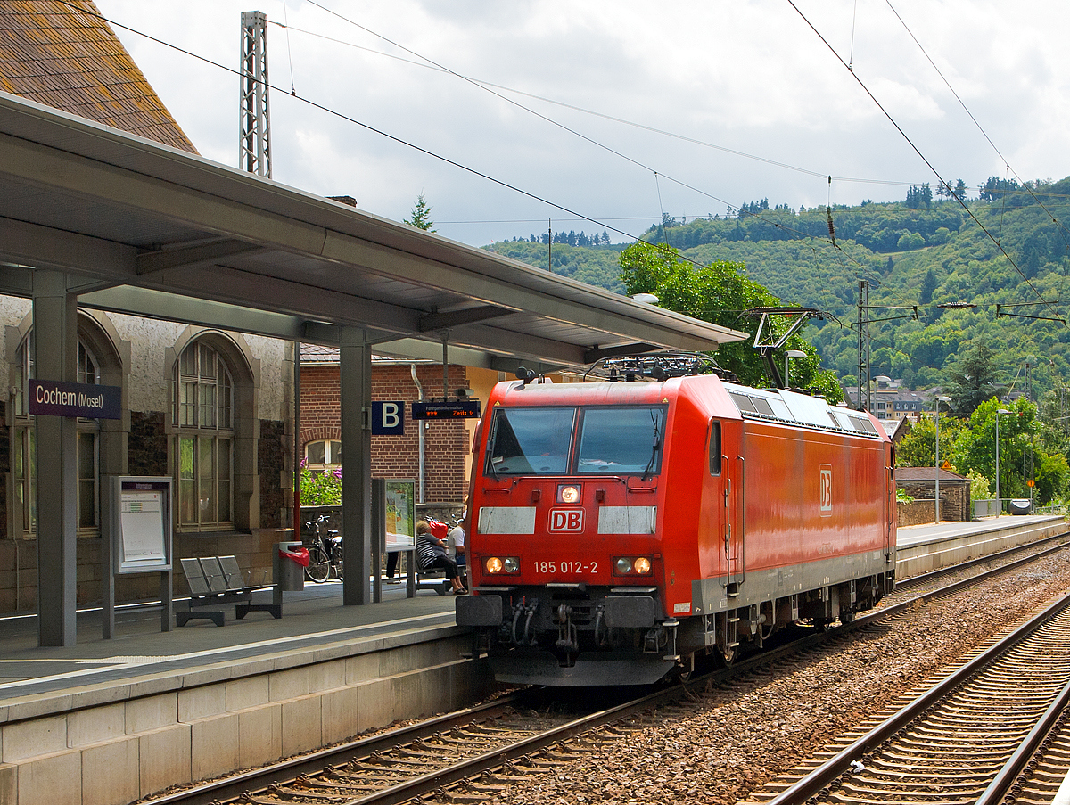 
185 012-2 der DB Schenker Rail Deutschland AG durchfährt Lokzug (solo) den Bahnhof Cochem (Mosel)am 18.07.2012 in Richtung Koblenz. 

Die  TRAXX F140 AC1 (BR 185.1) wurde 2001 bei Bombardier in Kassel unter der Fabriknummer 33409 gebaut. Sie hat seit 2007 die NVR-Nummer 91 80 6185 012-2 D-DB und die EBA-Nummer EBA 99A22A 012.