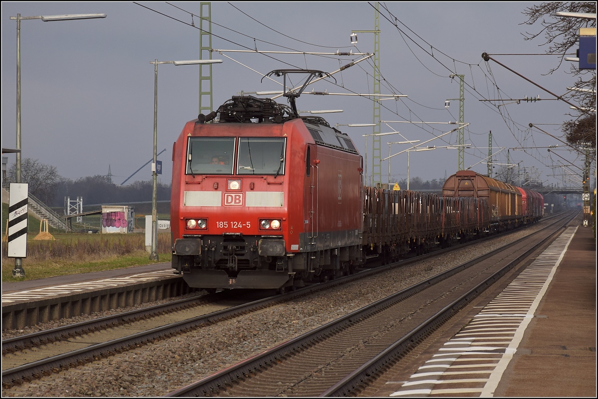 185 124 mit einem Güterzug Richtung Basel in Auggen. Dezember 2018.