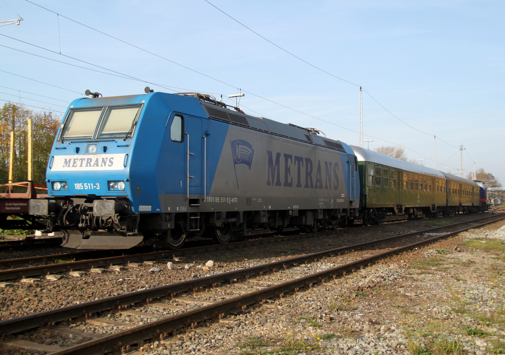 185 511-3+P-Zug und 745 702-1 abgestellt am 01.11.2014 in Rostock-Bramow.Sp�ter ging es als Sonderzug von Warnem�nde zur�ck nach Hamburg-Waltershof.