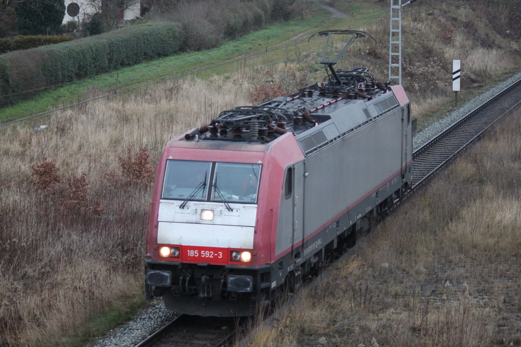 185 592-3 kam am 28.12.2017 als Tfzf durch Rostock-Kassebohm gefahren.