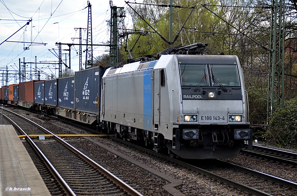 186 143-4 zog einen kastenzug durch hh-harburg,17.04.15