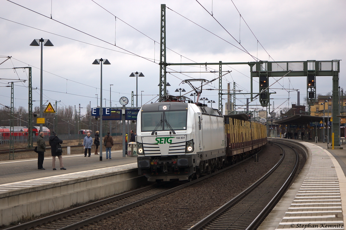 193 831-5 ELL - European Locomotive Leasing für SETG - Salzburger Eisenbahn TransportLogistik GmbH mit einem leeren Holzzug von Niedergörne nach Rostock, bei der Durchfahrt in Wittenberge. 13.03.2015