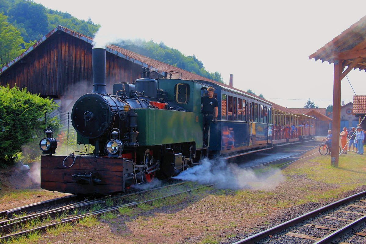 1969 gelangten die beiden Wagen 27 und 29 der Wengernalpbahn zur Chemin de Fer Forestier d'Abreschviller in Frankreich. 1999 kamen die Wagen 32, 33, 35 und 37 noch dazu. Wagen 27 wurde 2009 umfassend restauriert und trägt seither den Namen  Orient Express ; er ist zuschlagspflichtig. Hier ist Wagen 27 hinter der Dampflok Mallet von 1906 eingereiht. Abreschviller, 22.Juli 2018.  