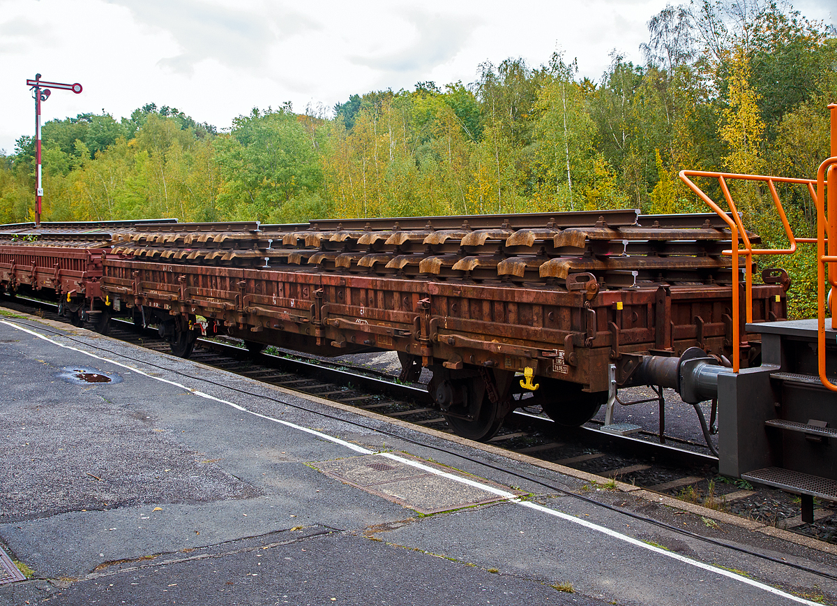 
2-achsiger Flachwagen mit zwei Radsätzen, Seiten- und Stirnwandklappen sowie Seiten- und Stirnwandrungen, 21 80 3300 214-6 D-DB, der Gattung Ks 446, der DB Cargo AG hier am 10.10.2020 im Bahnhof Herdorf, beladen mit alten Gleisstücken der Hellertalbahn KBS 462.

Der Wagen ist für den Transport von Walzwerkerzeugnissen, Baufertigteilen, Schüttgütern, sperrigen Gütern und Straßenfahrzeugen vorgesehen. Der Wagenkasten besteht aus 12 stählernen Seiten- und 2 stählernen Stirnborden mit 12 austauschbaren Seitenwanddrehrungen und 4 austauschbaren Stirnwandsteckrungen. Die Borde sind so ausgelegt, dass im abgeklappten Zustand ein unbehindertes Befahren des Wagens von Seiten- und Kopframpen aus möglich ist. Der Wagenboden besteht aus 70 mm dicken Holzbohlen. Bei abgeklappten Endseitenborden ist der Güterwagen nicht profilfrei.

TECHNISCHE DATEN des Wagens:
Spurweite: 1.435 mm
Achsanzahl: 2
Länge über Puffer: 13.860 mm
Achsabstand: 8.000 mm
Länge der Ladeflächen: 12.520 mm
Ladefläche: 34,7 m²
Bordwandhöhe: 450 mm
Rungenhöhe: 1.290 mm
Fußbodenhöhe über SOK: 1.245 mm
Höchstgeschwindigkeit: 100 km/h
Eigengewicht: 12.800 kg
max. Zuladung: 27.000 kg
Kleinster bef. Gleisbogenradius: 35 m
Bauart der Bremse: KE-GP
Handbremse: nein
Intern. Verwendungsfähigkeit: RIV

Die Güterwagen der Gattung K bildeten ursprünglich eine der größten Gruppe von Güterwagen der DB, bedingt durch die vielen darin eingeordneten Rungenwagen älterer Bauart. Die meisten ihrer Einsatzgebiete wurden später von Flachwagen der Sonderbauarten übernommen. Bei der DB waren 1998 nur noch rund 10.000 Exemplare vorhanden.
