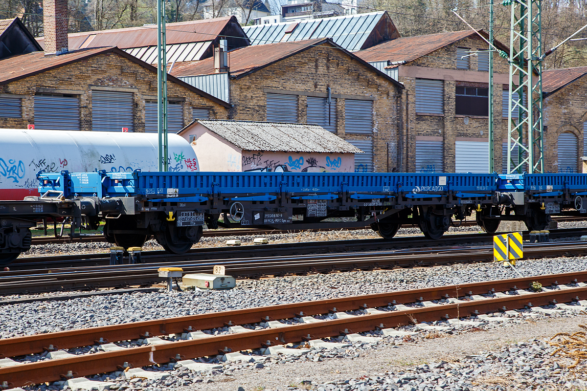 2-achsiger Flachwagen, Seiten- und Stirnwandklappen sowie Seitenwand-Drehrungen, 21 51 3459 747-9 PL-PKPC, der Gattung Kgns-xx 212Z, der PKP Cargo S.A. (Warschau), am 02.04.2021 im Zugverband bei der Durchfahrt in Betzdorf (Sieg) in Richtung Siegen.

TECHNISCHE DATEN des Wagens:
Spurweite: 1.435 mm
Achsanzahl: 2
Länge über Puffer: 13.860 mm
Achsabstand: 9.000 mm
Länge der Ladeflächen: 12.500 mm
Ladefläche: 34,7 m²
Fußbodenhöhe über SOK: 1.245 mm
Höchstgeschwindigkeit: 100 km/h (beladen) /120 km/h (leer)
Eigengewicht: ca. 12.500 kg
max. Zuladung: 30.500 kg (Streckenklasse D)
Kleinster bef. Gleisbogenradius: 75 m
Bauart der Bremse: O-GP
Bremssohle: IB116
Feststellbremse: ja
Intern. Verwendungsfähigkeit: RIV