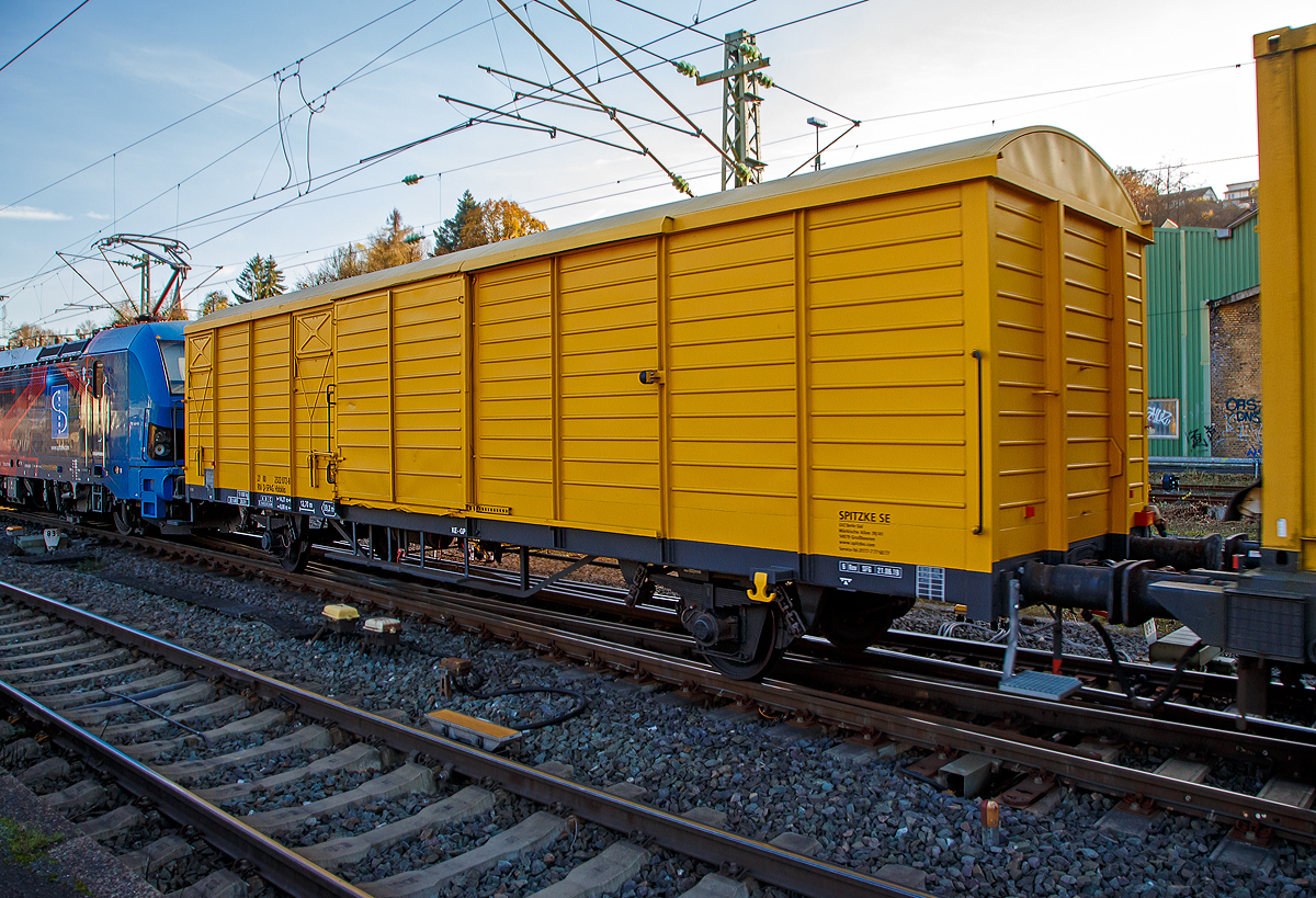 2-achsiger Gedeckter Güterwagen 27 80 2322 072-8 D-SPAG der Gattung Hbbkks der SPITZKE SE (Großbeeren), als Beiwagen bzw. Gerätewagen zur  Planumssanierungs- und Reinigungsmaschine RPM-RS-900 „Katharina die Große“, am 09.11.2021 bei einer Zugdurchfahrt im Bahnhof Betzdorf (Sieg).

TECHNISCHE DATEN:
Spurweite: 1.435 mm
Anzahl der Achsen: 2
Länge über Puffer: 14.270 mm
Ladelänge: 12.700 mm
Ladefläche: 33,2  m²
Achsabstand: 8.000 mm
Fußbodenhöhe von SOK:  1.200 mm
Eigengewicht: 13.000 kg
Max. Ladegewicht: 25,3 t ab Streckenklasse C
Maximale Radsatzlast: 20 t
Höchstgeschwindigkeit: 100 km/h 
Bremse: KE-GP
Intern. Verwendungsfähigkeit: RIV