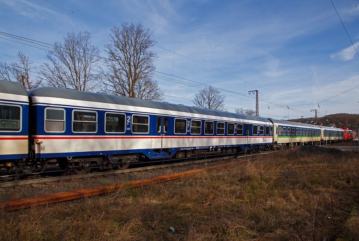 2. Klasse Nahverkehrs-Reisezugwagen (n-Wagen / ex Silberling) D-TRAIN 50 80 22-34 226-7 Bnrz 446.0 (ex Bnrz 725.2) der TRI Train Rental GmbH, am 12.02.2022 am Zugschluss bei einer Zugdurchfahrt in Rudersdorf. Zuglok war die GfF 110 459-5 der Gesellschaft für Fahrzeugtechnik mbH.

Der Wagen wurde 1973 als D-DB 50 80 22-34 226-7 Bnrz 725.2 vom AW Karlsruhe gebaut, die Serie bestand aus 450 Wagen (zw. 1971 bis 1977), 1995 erfolgte im AW Neumünster der Umbau in die Gattung Bnrz 446.0 (Design „OFV Schleswig-Holstein“), seit ca. 2016 ist er bei der TRI - Train Rental GmbH.

TECHNISCHE DATEN:
Hersteller AW Karlsruhe
Gattung/Bauart: Bnrz 446.0 (ex Bnrz 725.2)
Spurweite: 1.435 mm
Länge über Puffer: 26.400 mm
Wagenkastenlänge: 26.100 mm
Wagenkastenbreite:  2.825 mm
Höhe über Schienenoberkante: 4.050 mm
Drehzapfenabstand: 19.000 mm
Achsstand im Drehgestell: 2.500 mm
Drehgestellbauart:  Minden-Deutz 432
Leergewicht: 33 t
Höchstgeschwindigkeit:  140 km/h
Sitzplätze: 96
Abteile: 3 Großräume 2. Klasse
Toiletten: 1 (geschlossenes System)
Bremse: KE-GPR-A (D)
Zulassung: Deutschland, Österreich, Schweiz