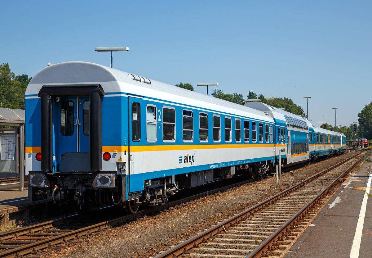 
2. Klasse Wagen der Bauart Bomz (ex Bomz 210.2), D-VBG 56 80 20 95 514-8 der Vogtlandbahn GmbH (ex Regental), eingereiht im ALX 84110  (alex) München Hbf - Hof Hbf, am 01.07.2015 beim Halt im Bahnhof Marktredwitz.

3 der 20 angekauften ehemaligen Amz 210 Wagen wurden nicht in ABvmz umgebaut, sondern als unklimatisierte Abteilwagen 2. Klasse hergerichtet, indem lediglich die alte Einrichtung im Design des neuen alex aufgearbeitet wurde.

TECHNISCHE DATEN:
Spurweite: 1.435 mm
Länge über Puffer:  26.400 mm
Wagenkastenlänge:  26.100 mm
Drehzapfenabstand:  19.000 mm
Achsstand im Drehgestell:  2.600 mm
Drehgestellbauart:  GP 200-S-Mg
Leergewicht:  40 t
Höchstgeschwindigkeit: 200 km/h
Zulassungen: RIC
Sitzplätze: 60 in der 2. Klasse / 10 Abteile
Bremsbauart:  KE-GPR-Mg 
Bremsgewichte: P 50 t, G 39 t
Umgebaut aus: Bomz 210.2
