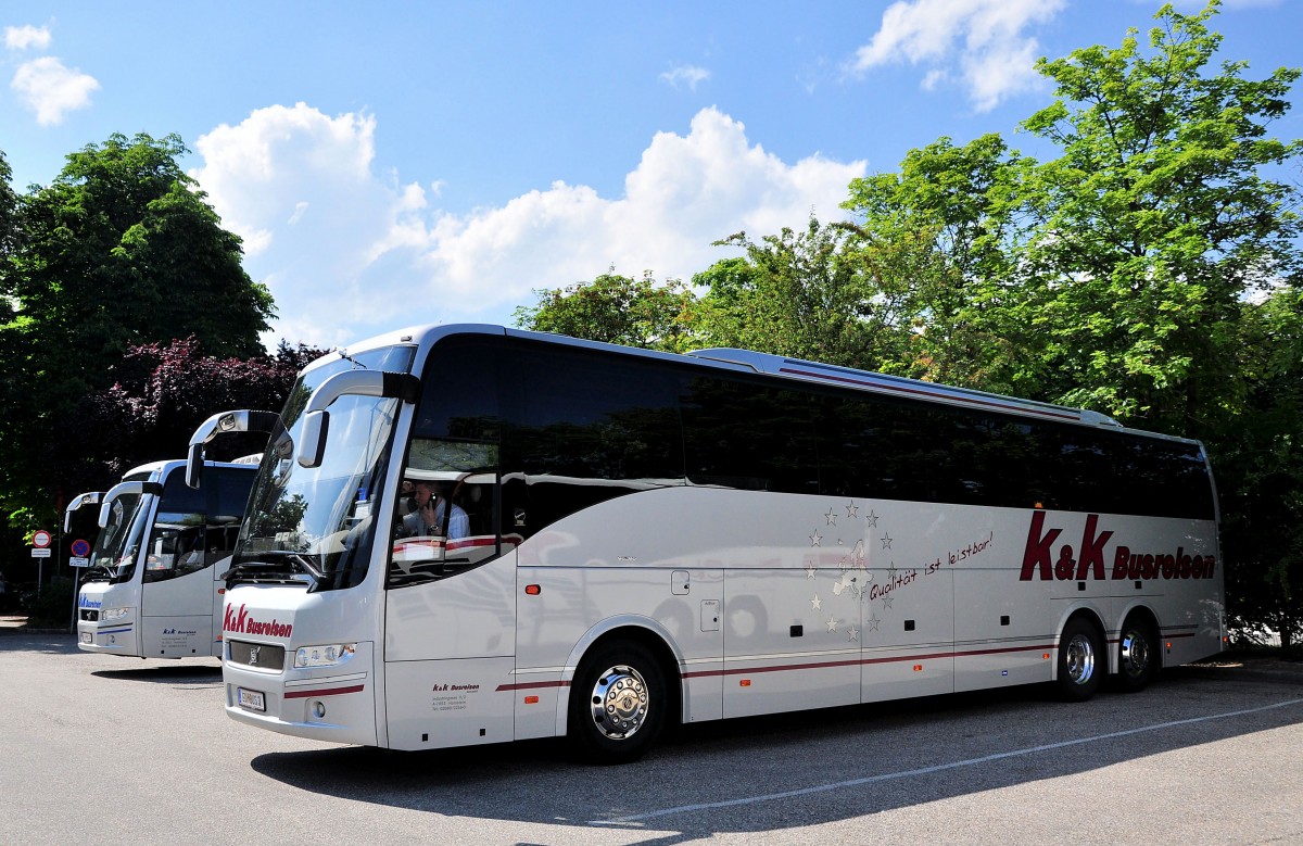 2 mal VOLVO 9700 von  K & K Busreisen aus �sterreich am 29.5.2013 in Krems an der Donau.