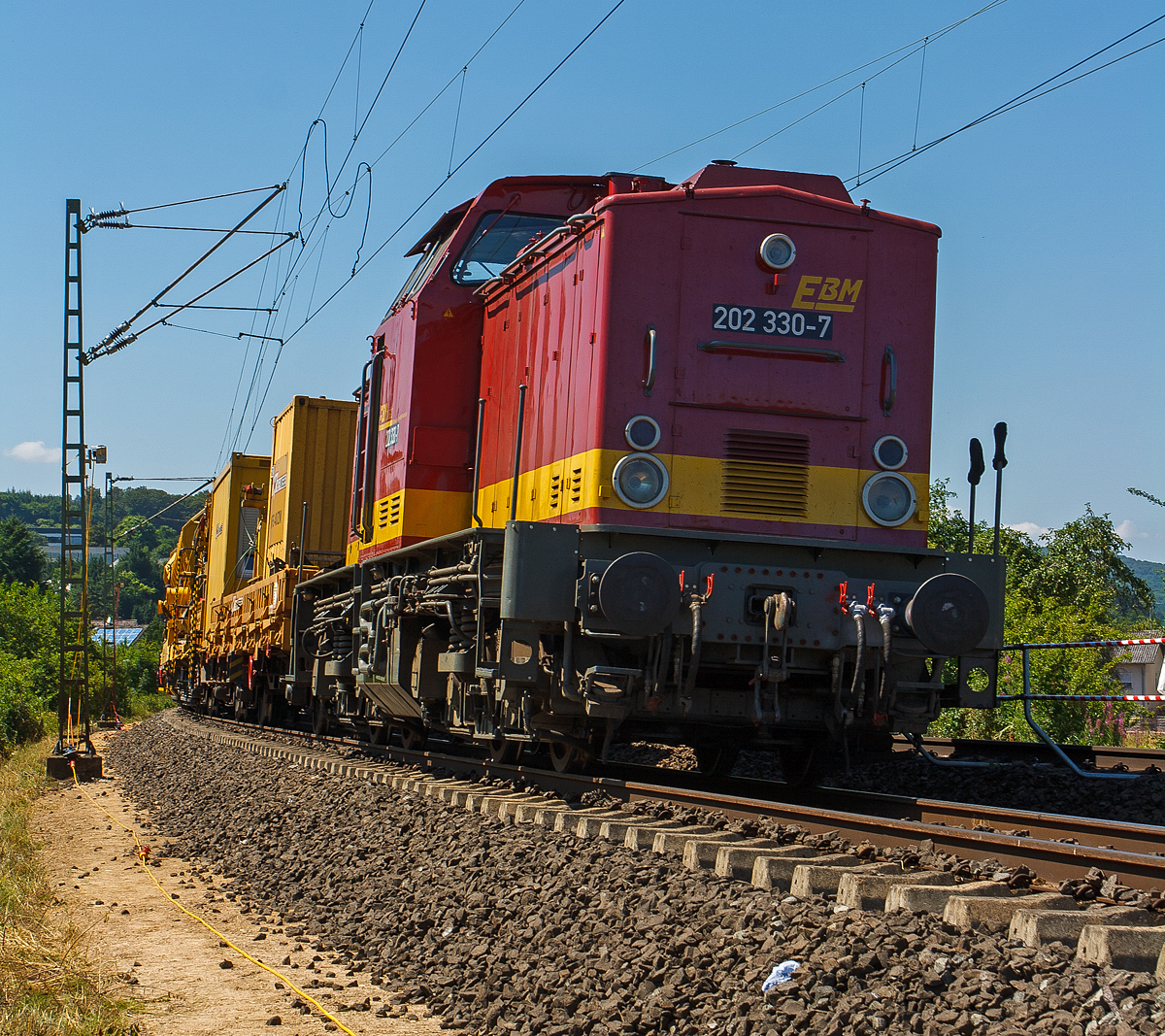 202 330-7 der  EBM Cargo GmbH (ex DR 110 330-8, ex DR 112 330-6) am 20.07.2013 im Bauzugdienst (mit MFS-Wagen) in Katzenfurt  (Lahn-Dill-Kreis) an der KBS 445  Dillstrecke . 

Die V 100.1 wurde 1971 bei LEW (VEB Lokomotivbau Elektrotechnische Werke „Hans Beimler“, Hennigsdorf) unter der Fabrik-Nr. 12839 gebaut und als 110 330-8 an die DR geliefert.  Ein Umbau (Remotorisierung) in 112 330-6 erfolgte 1990, 1992 wurde sie dann in DR 202 330-7 umgezeichnet und zum 01.01.1994 lief sie dann als DB 202 330-7 bis sie im Jahr 2000 dort  z-gestellt und ausgemustert wurde. 
Nach vielen Stationen und 3 Farbwechsel kam sie  2011 zur EBM Cargo GmbH (Gummersbach) als 202 330-7, hier trägt sie nun die NVR-Nummer 92 80 1202 330-7 D-EBM.