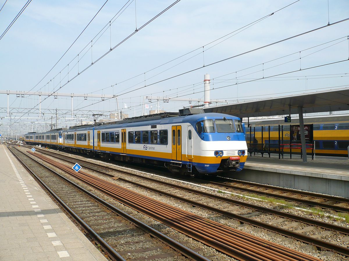 2137 en 2984 Gleis 12 Utrecht Centraal Station 24-04-2015.

2137 en 2984 binnenkomst spoor 12 Utrecht Centraal Station 24-04-2015.