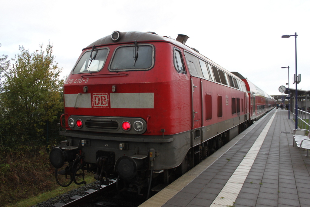 218 470 mit RE 21448(Hamburg-Puttgarden)kurz vor der Ausfahrt in Fehmarn-Burg am Mittag des 05.10.2019