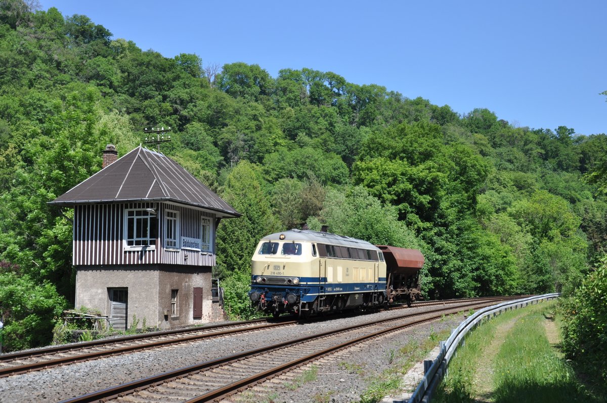 218 490-1 war am 21.05.2020 mit nur einem Wagen auf dem Weg nach Neuwied und konnte dabei in Balduinstein fotografiert werden. 