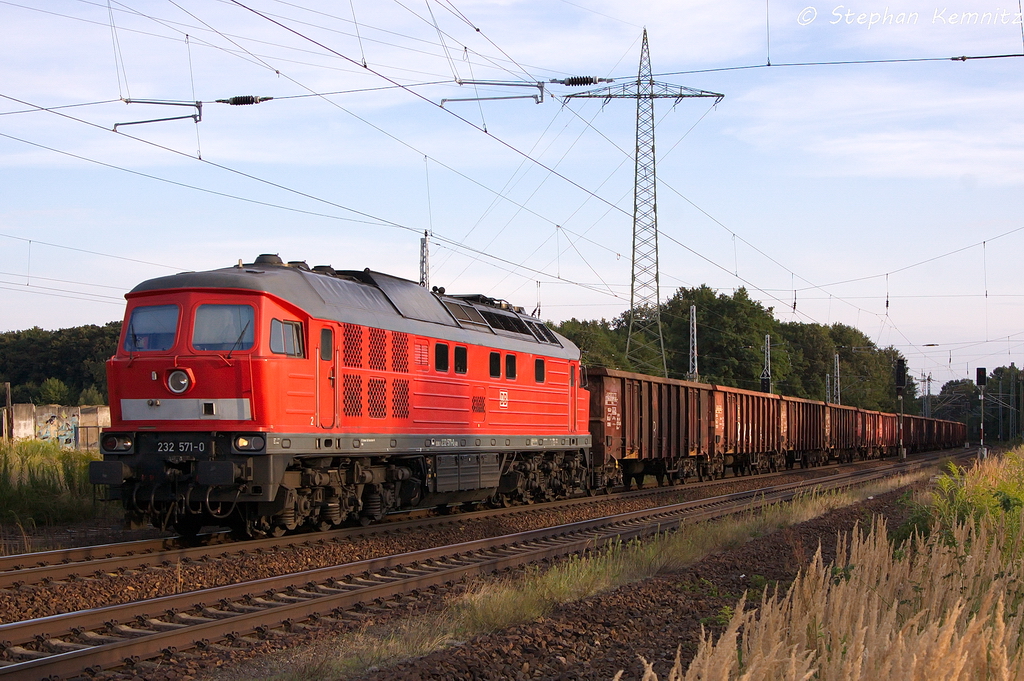 232 571-0 DB Schenker Rail Deutschland AG mit einem E-Wagen Ganzzug aus Brandenburg-Altstadt in Satzkorn und fuhr in Richtung Priort weiter. 23.08.2013