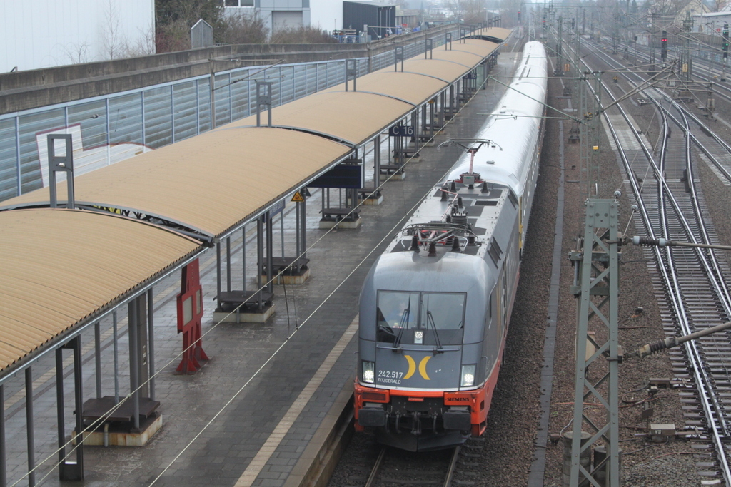 242.517 mit LOC 1818(Stuttgart-Berlin Lichtenberg)bei der Einfahrt in Hannover Messe Laatzen.10.03.2018