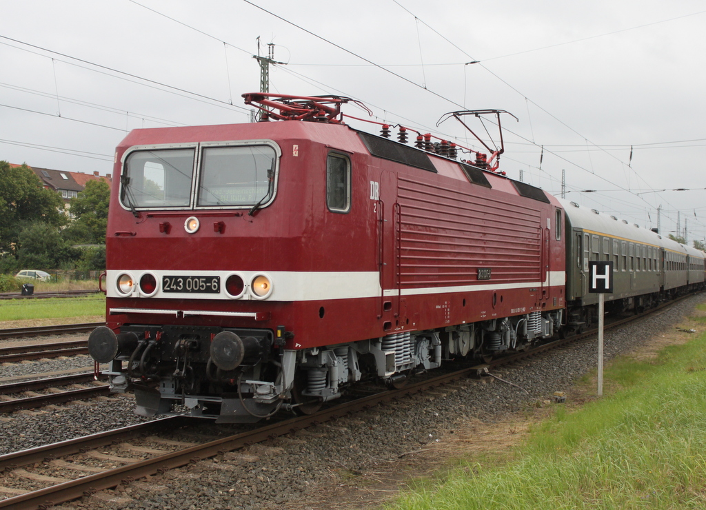 243 005-6 am Abend des 12.08.2017 im Rostocker Hbf.