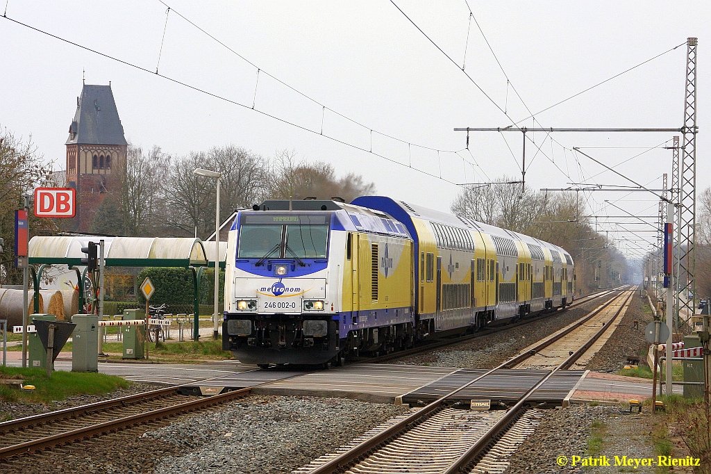 246 002 mit RE5 nach Hamburg Hbf am 28.03.2015 in Neukloster (Kreis Stade)