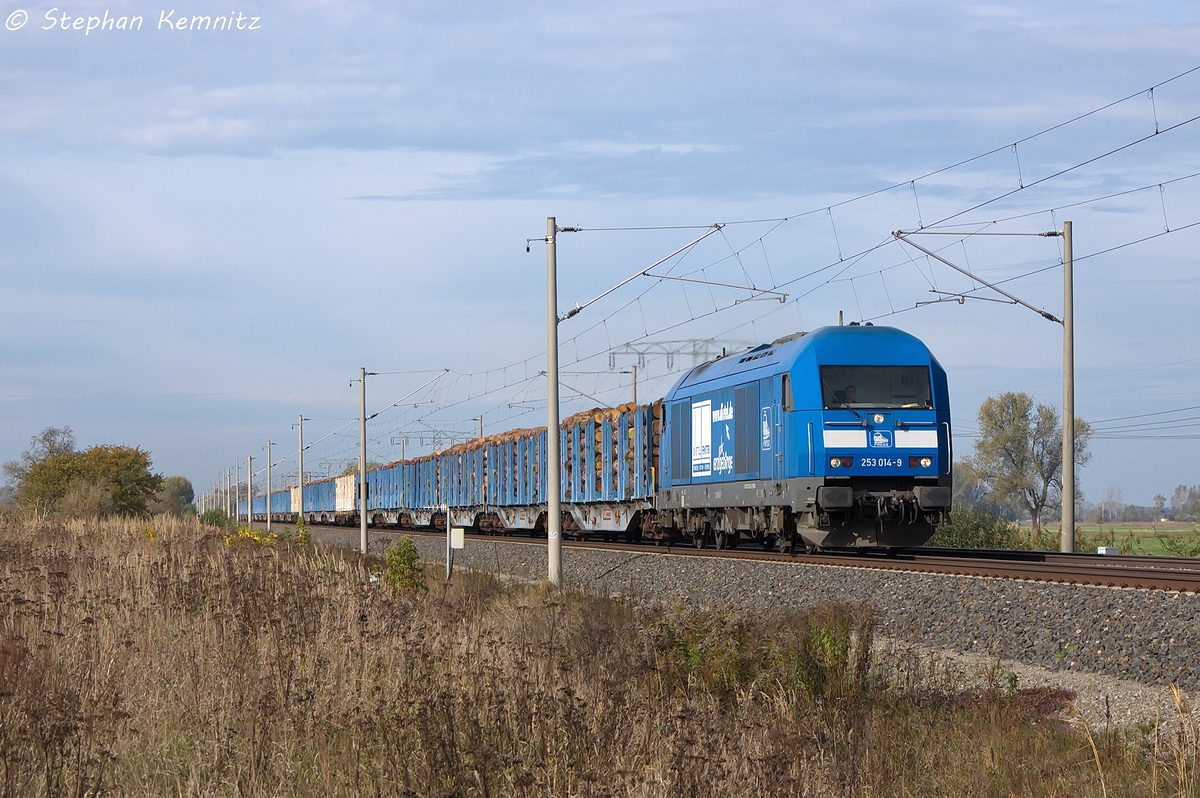 253 014-9 PRESS (223 051-4) mit einem Holzzug in Vietznitz und fuhr in Richtung Nauen weiter. Netten Gru� an den Tf! 19.10.2013