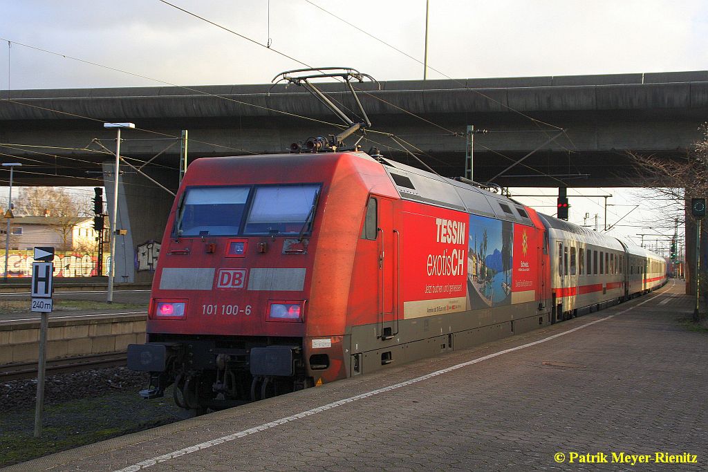 27/01/2015:
101 100 mit IC 2373 in Hamburg-Harburg auf dem Weg nach Karlsruhe Hbf