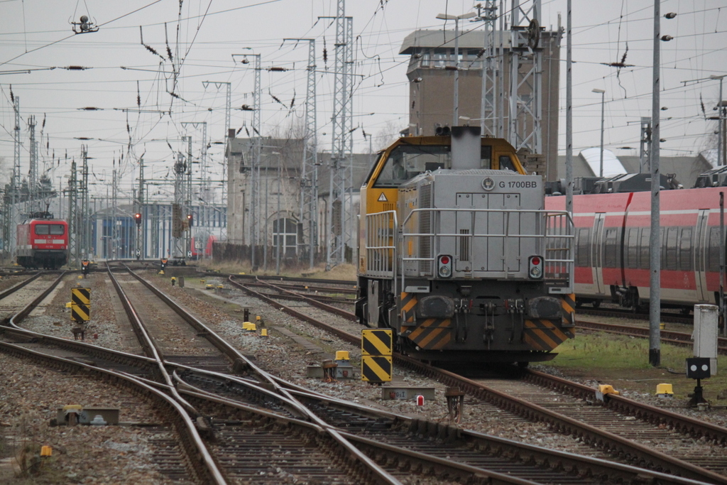277 031-1 der Firma Schweerbau GmbH stand am 24.01.2015 abgestellt im Rostocker Hbf im Hintergrund dreht 112 108-6 fr�hlich ihre Runde.