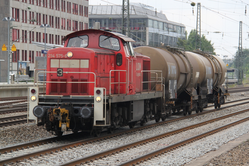294 575-6 mit schwerer Fracht bei der Durchfahrt in M�nchen-Heimeranplatz.26.07.2016