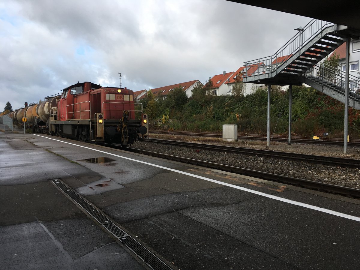 294 763 durchfährt am 21.10.16 den Bahnhof von Ehingen an der Donau.