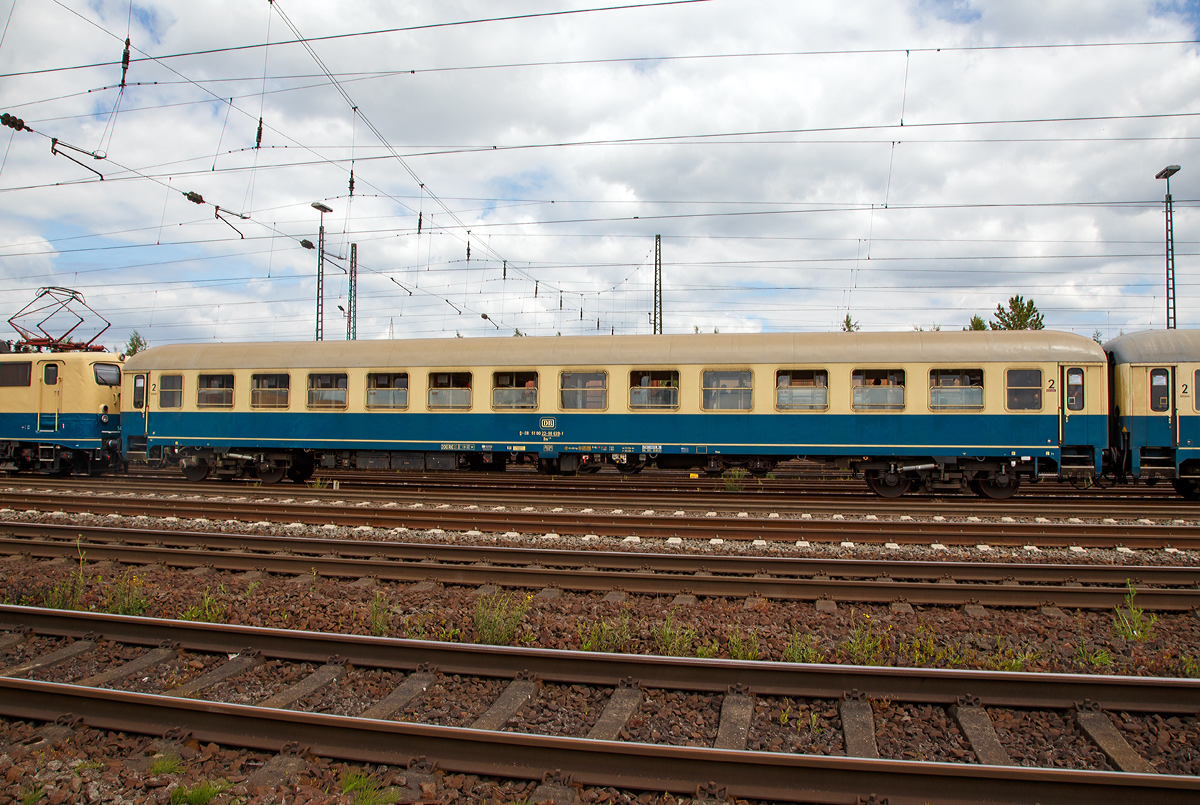 
2.Klasse Intercity-Abteilwagen (UIC-X-Wagen) in ozeanblau-beige, D-DB 51 80 22-90 639-1, der Gattung/Bauart Bm235.0, am 18.06.2017 im Zugverband in Koblenz-Lützel.

TECHNISCHE DATEN:
Spurweite: 1.435 mm
Länge über Puffer:  26.400 mm
Wagenkastenlänge:  26.100 mm
Wagenkastenbreite:  2.825 mm
Höhe über Schienenoberkante:  4.050 mm
Drehzapfenabstand:  19.000 mm
Achsstand im Drehgestell:  2.500 mm
Drehgestellbauart:  Minden-Deutz 366
Leergewicht:  39 t
Höchstgeschwindigkeit: 200 km/h
Sitzplätze (zweiter Klasse):  72
Abteile:  12 Abteile 2. Klasse
Toiletten:  2
Bremsbauart:  KE-GPR-Mg 
Bremsgewichte: P 47 t, G 36 t